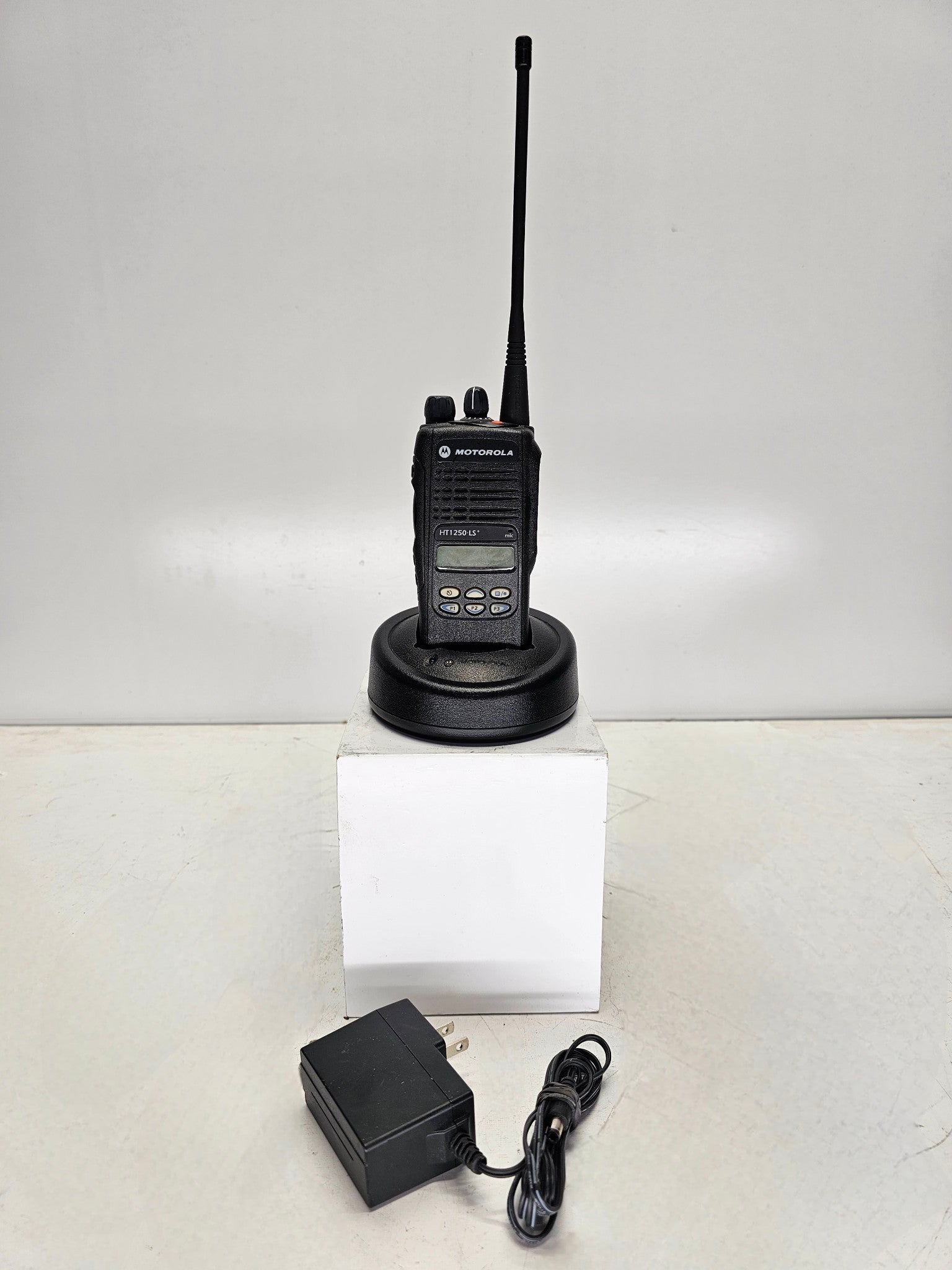 Motorola HT1250 LS+ UHF 403-470 MHz 16 Channel Portable Radio